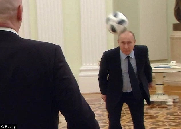 Ο Β.Πούτιν χτυπά πέναλτι στην Κόκκινη Πλατεία και αποθεώνεται… – Βίντεο